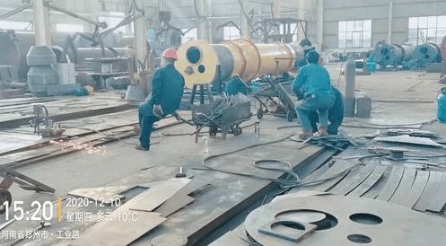 塔吊租賃公司環保問題曝光 露天噴漆與廢棄桶敞口堆放，環評手續缺失